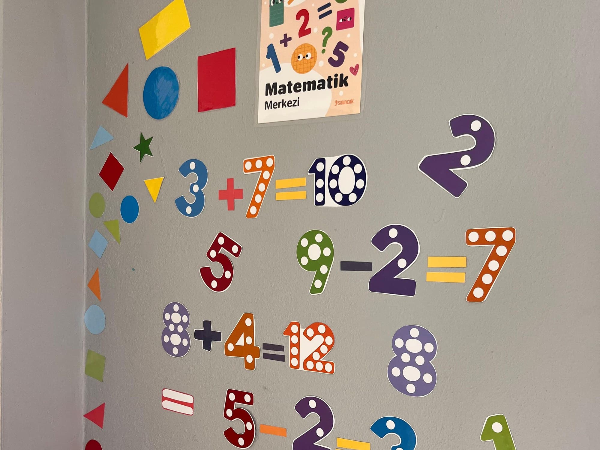 Matematik Merkezi köşesi: sayılar, şekiller ve işlem kartları
