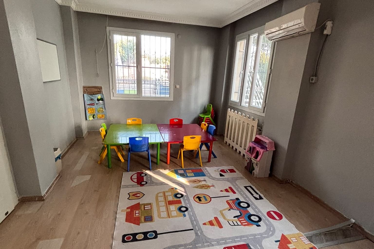 Aydınlık sınıf, oyun halısı ve çocuk boyu çalışma masası